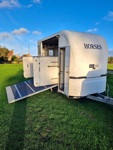 Equi trek space - equi-trek, space-treka